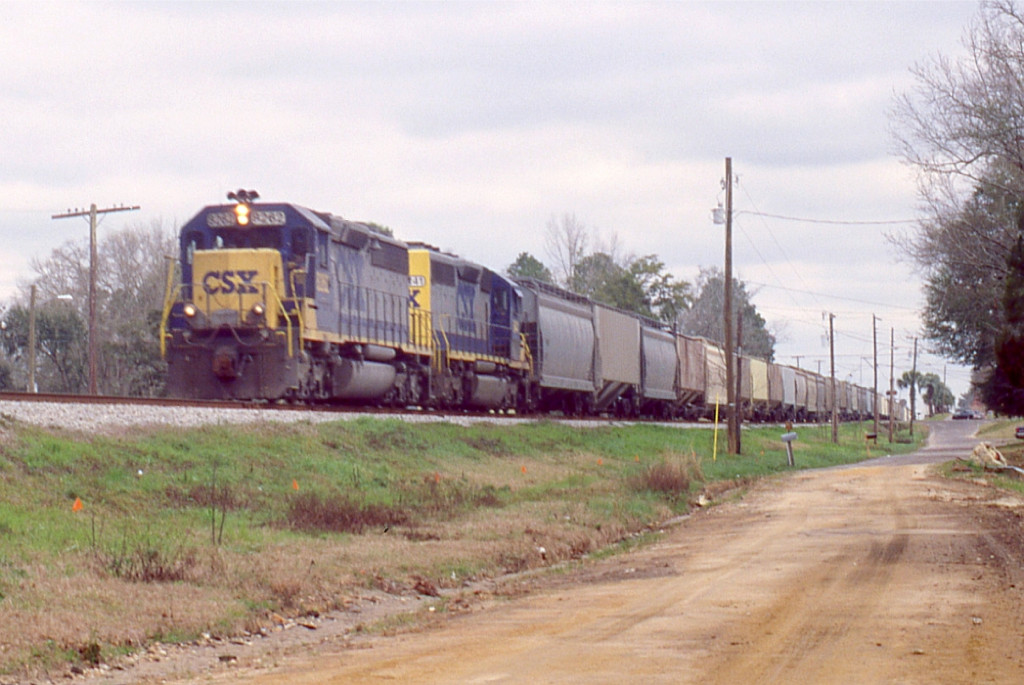 CSX 8262 on grain train